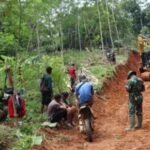 Warga Tunjukkan Antusiasme yang Luar Biasa Dalam Membantu TNI di Kegiatan Pra TMMD