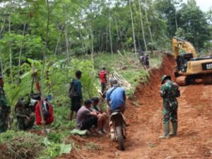 Warga Tunjukkan Antusiasme yang Luar Biasa Dalam Membantu TNI di Kegiatan Pra TMMD