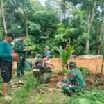 Keakraban Warga dan Satgas Pra TMMD Terlihat di Sela-Sela Waktu Istirahat