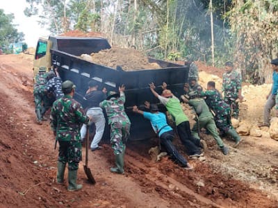 Satgas Pra-TMMD Bantu Dorong Kendaraan, Hadapi Medan Sulit