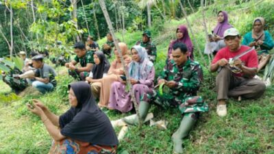 Kedekatan dan Kebersamaan, TNI-Masyarakat di Momen Istirahat Makan Siang Pra-TMMD