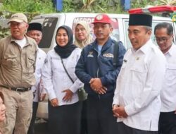 Sekda Kabupaten Tasikmalaya Salurkan Bantuan Korban Bencana Pergerakan Tanah di Desa Cikondang Cineam