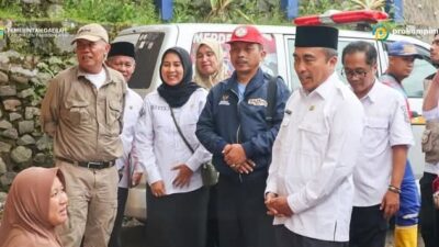 Sekda Kabupaten Tasikmalaya Salurkan Bantuan Korban Bencana Pergerakan Tanah di Desa Cikondang Cineam