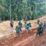 Warga Desa Jadikarya Bungur dan Bojong Bergandengan Tangan Bangun Jalan Program Pra TMMD Ke-123