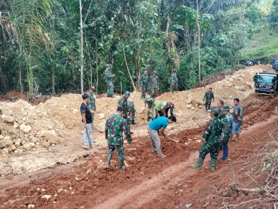 Warga Desa Jadikarya Bungur dan Bojong Bergandengan Tangan Bangun Jalan Program Pra TMMD Ke-123