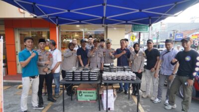 Bulan Suci Ramadan, Polres Tasikmalaya Kota Tebar Kebaikan, Sat Intelkam dan Bag Log Bagikan Takjil