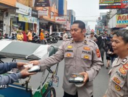 Polres Tasikmalaya Kota Berbagi Takjil Kepada Pengguna Jalan HZ Mustofa