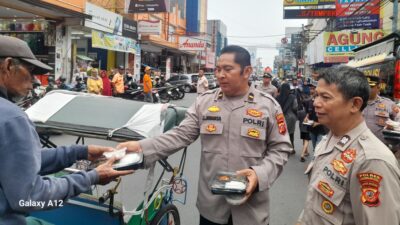 Polres Tasikmalaya Kota Berbagi Takjil Kepada Pengguna Jalan HZ Mustofa