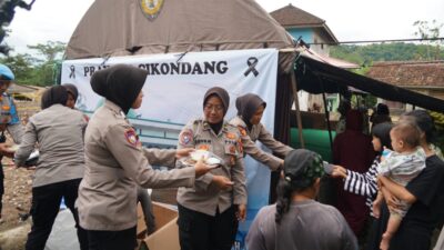 Polres Tasikmalaya Kota Bagikan Takjil Kepada Pengungsi Bencana Pergeseran Tanah Cineam