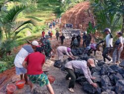 Warga dan TNI Bergotong Royong Dalam Kegiatan TMMD di Pangandaran