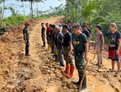 TNI dan Warga Gelar Briefing dan Doa Bersama Sebelum Laksanakan Pekerjaan