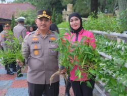 Di Pekarangan Pangan Lestari, Kapolres Bersama Ketua Bhayangkari Cabang Subang Panen Kangkung dan Pakcoy 