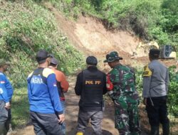 Akibat Intensitas Hujan Tinggi di Kabupaten Subang,Tebing Longsor Tutup Jalan Cupunagara Menuju Lembang
