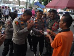Kapolres Tasikmalaya Kota Bagikan Takjil Kepada Warga Sekitar Dadaha