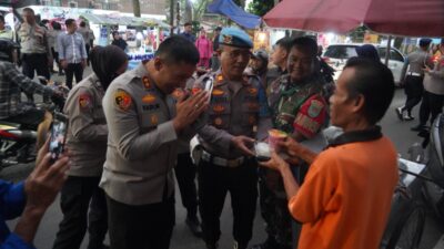 Kapolres Tasikmalaya Kota Bagikan Takjil Kepada Warga Sekitar Dadaha