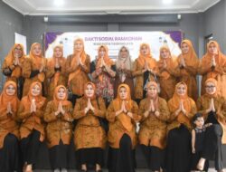 Ikatan Keluarga Istri dan Ibu Anggota DPRD Kota Tasikmalaya Gelar Pembagian Takjil Gratis