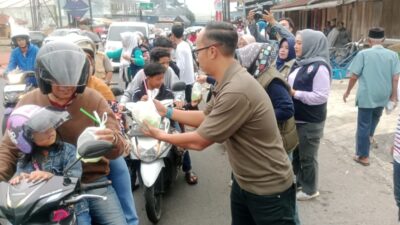Pembagian Takjil Gratis Oleh Wali Kota Tasikmalaya Bersama Istri,Program ASN Ngabatalan Disambut Warga