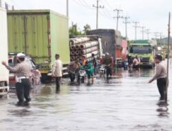 Banjir Jalan Lintas Timur Kilometer 83 Desa Kemang Kecamatan Kuras Semakin Parah