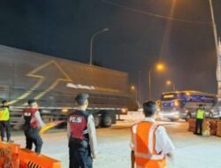 Demi Arus Balik Lancar, Satgas Preventif Polres Purwakarta Lakukan Pengaturan Lalu Lintas