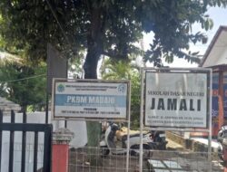 Ironis Papan PKBM Madani Berdampingan dengan Papan Nama SDN Jamali,Pembelajaran Menggunakan Fasilitas Negara