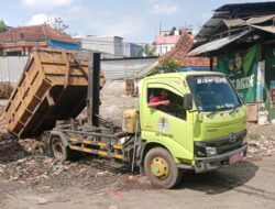Bentuk Dukung Program Tasik Resik, Warga Pasar Cikurubuk Swadaya Sewa Alat Berat untuk Angkut Sampah