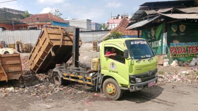 Bentuk Dukung Program Tasik Resik, Warga Pasar Cikurubuk Swadaya Sewa Alat Berat untuk Angkut Sampah