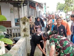 Wakil Wali Kota Tasik Berbaur Bersama Masyarakat Laksanakan Gotong Royong Bersihkan Saluran Air