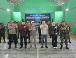 Wahyudi Hartono Kades Karangmulya Jamanis Serahkan Uang Insentif Kepada 22 Anggota Linmas