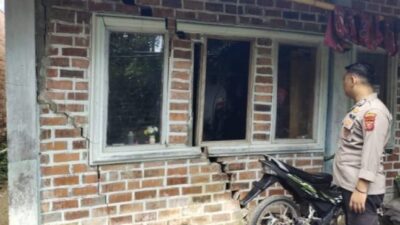 Personel Polsek Plered Lakukan Pengecekan Lokasi Bencana Longsor di Kampung Cilele Pesanggrahan