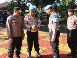 Cegah Judol dan Pinjol, Kompol Sosialisman Periksa Handphone Anggota Polres Purwakarta