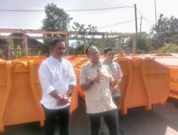 Wali Kota Tasik Serahkan Sebanyak 30 Kontainer Sampah dan Mobil Dump Truk Kepada DLH, Peralihan Anggaran Mobil Dinas