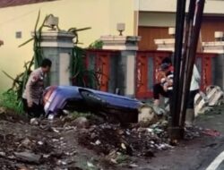 Diduga Hilang Kendali, Terjadi Kecelakaan di Desa Banyuresmi Mobil Sedan Timor Tabrak Tembok Lalu Terperosok ke Parit