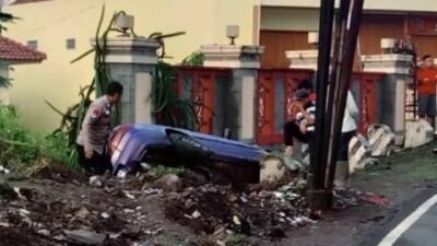 Diduga Hilang Kendali, Terjadi Kecelakaan di Desa Banyuresmi Mobil Sedan Timor Tabrak Tembok Lalu Terperosok ke Parit