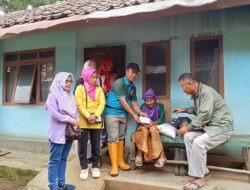 Kades Cicadas dan Kabid PPK Kabupaten Subang, Salurkan Bansos dari Progam “Nyaah Ka Indung” Kepada Lansia