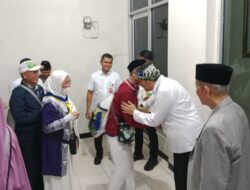 Penuh Haru dan Bahagia, Wakil Wali Kota Diky Candranegara Sambut Kepulangan 442 Jamaah Haji Kota Tasik Kloter 27