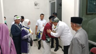 Penuh Haru dan Bahagia, Wakil Wali Kota Diky Candranegara Sambut Kepulangan 442 Jamaah Haji Kota Tasik Kloter 27