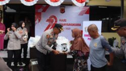 Sambut HUT Bhayangkara ke-79, Kapolres Tasikmalaya Kota Bagikan Sembako ke Masyarakat