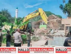 Polres Purwakarta Lakukan Pengamanan Penertiban Bangunan Liar di Sepanjang Aliran Sungai Milik PJT II
