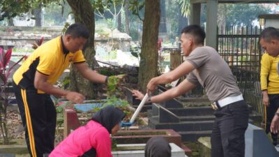 Kapolres Tasikmalaya Kota Pimpin Bakti Religi di TPU Cieunteung, Sambut HUT Bhayangkara ke-79