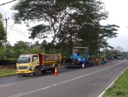 Tingkatkan Kualitas Infrastruktur dan Kelancaran Lalu Lintas, DBMPR Provinsi Jabar Hotmix Ruas Jalan Bandung-Subang