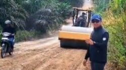 Mantap!! Hari Libur Kades Trimulya Jaya Yoga Nurandalas Pimpin Langsung Perbaikan Jalan dan Bersihkan Bahu Jalan