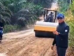 Mantap!! Hari Libur Kades Trimulya Jaya Yoga Nurandalas Pimpin Langsung Perbaikan Jalan dan Bersihkan Bahu Jalan