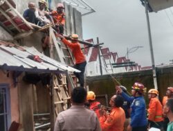 Petugas Damkar Bersama BPBD Kota Tasik Berhasil Evakuasi Korban Tersengat Listrik di Perum Situ Gede Indah Mangkubumi