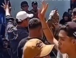 Diduga Tidak Transparan, Ratusan Masyarakat Desa Wagunjaya Cianjur Geruduk Balai Desa, Pertanyakan Angaran DD dari Tahun 2021-2024