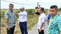 Bupati Pelalawan Tinjau Langsung Pembersihan Drainase di Jalan Datuk Engku Raja Lela Putra