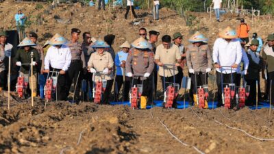 Kapolri Tegaskan Komitmen Polri Dukung Ketahanan Pangan Lewat Penanaman Jagung Serentak 