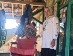 BKDM Jabar Serahkan Bantuan Kursi Roda untuk Anak Disabilitas di Cigalontang Kabupaten Tasikmalaya