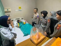 Polwan Polres Purwakarta Lakukan Trauma Healing Terhadap Korban Kecelakaan