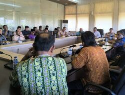 Terima Audiensi Perwakilan masyarakat Desa Kesuma, Bupati H. Zukri: Tegaskan Tidak Ada Larangan dari Satgas PKH Maupun Pemda Bagi Perusahaan Terima TBS dari Masyarakat