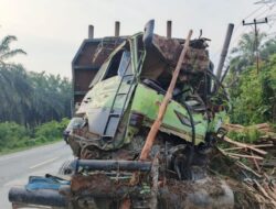 Kecelakaan Maut Libatkan Tiga Truk Tronton di Jalintim KM 50+700 Kabupaten Pelalawan